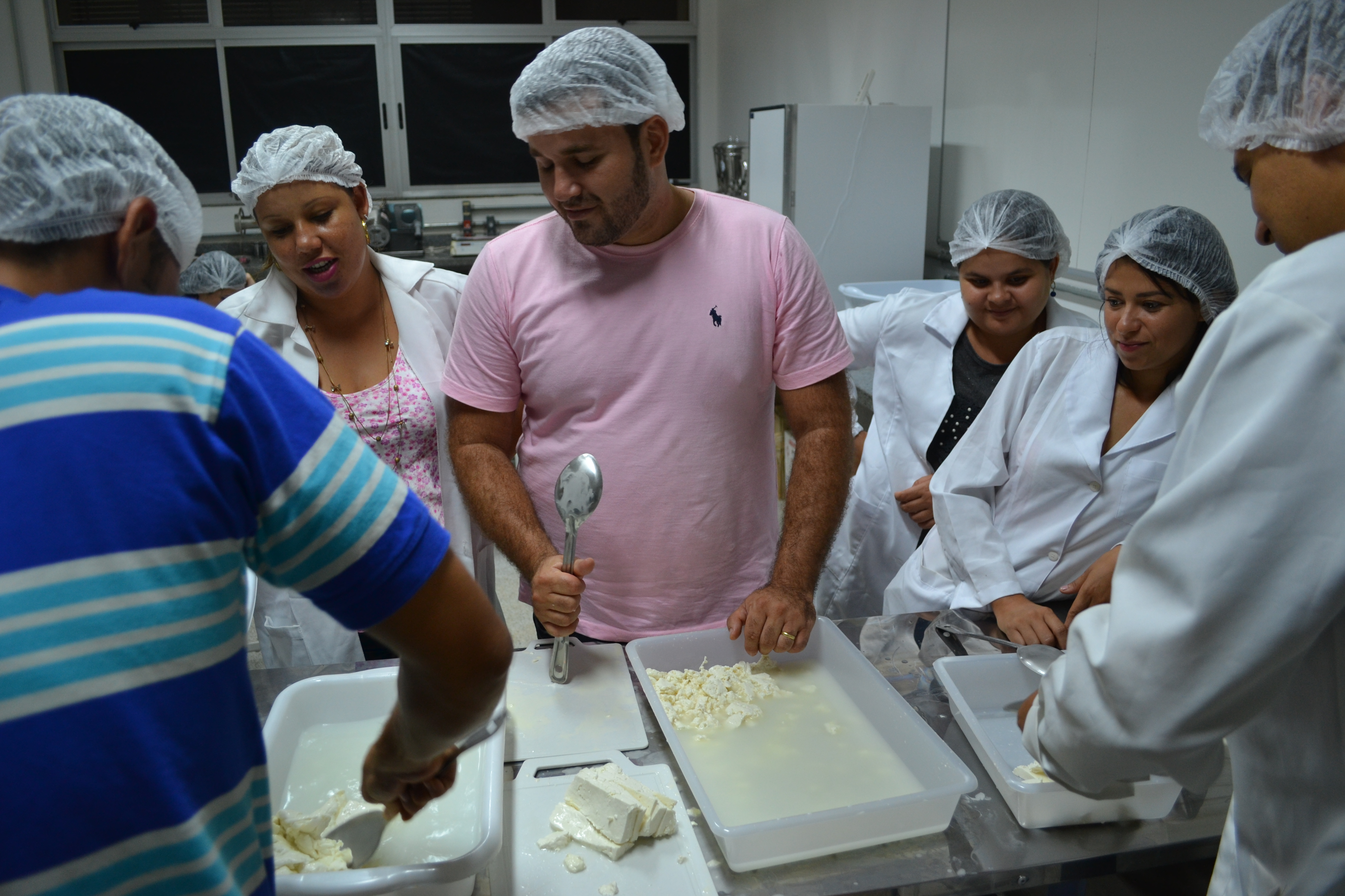 Queijo foi fabricado pelos próprios alunos e levou dois dias para ficar pronto